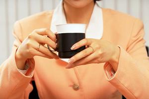 デザインとクオリティにこだわるクリエイター必見！透明名刺印刷の魅力とは？